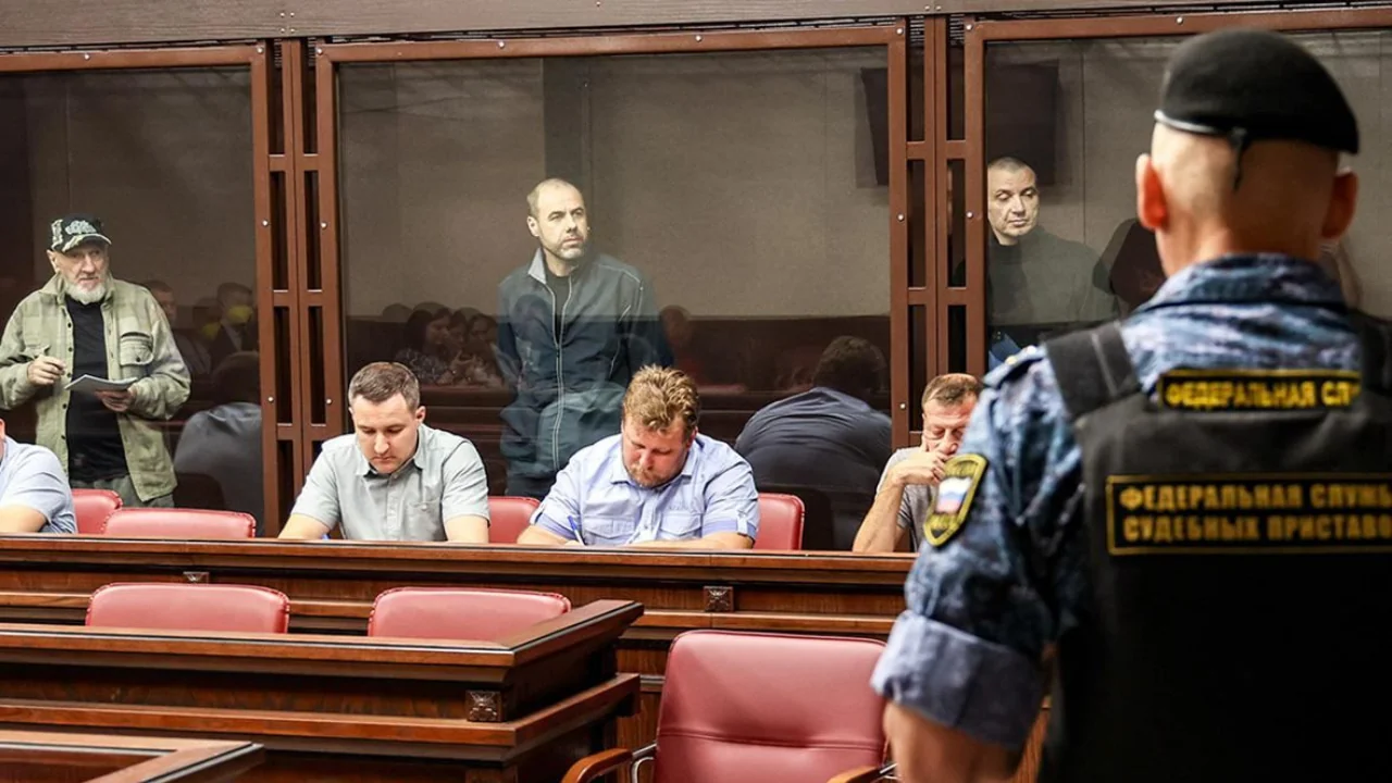 Підсудні за склом у залі суду у справі вбивства Березовської