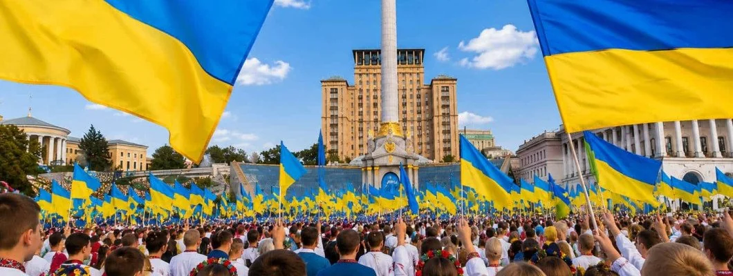 Українці з прапорами святкують День Незалежності 24 серпня біля монумента в Києві