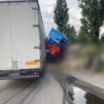 Фура врізалася в мікроавтобус на дорозі після ДТП