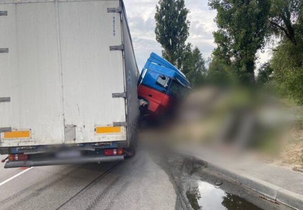 Фура врізалася в мікроавтобус на дорозі після ДТП