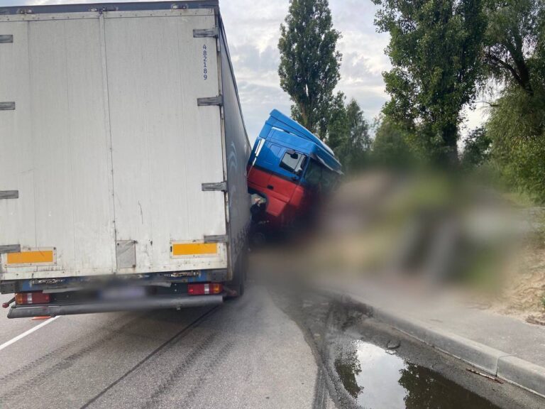 Фура врізалася в мікроавтобус на дорозі після ДТП