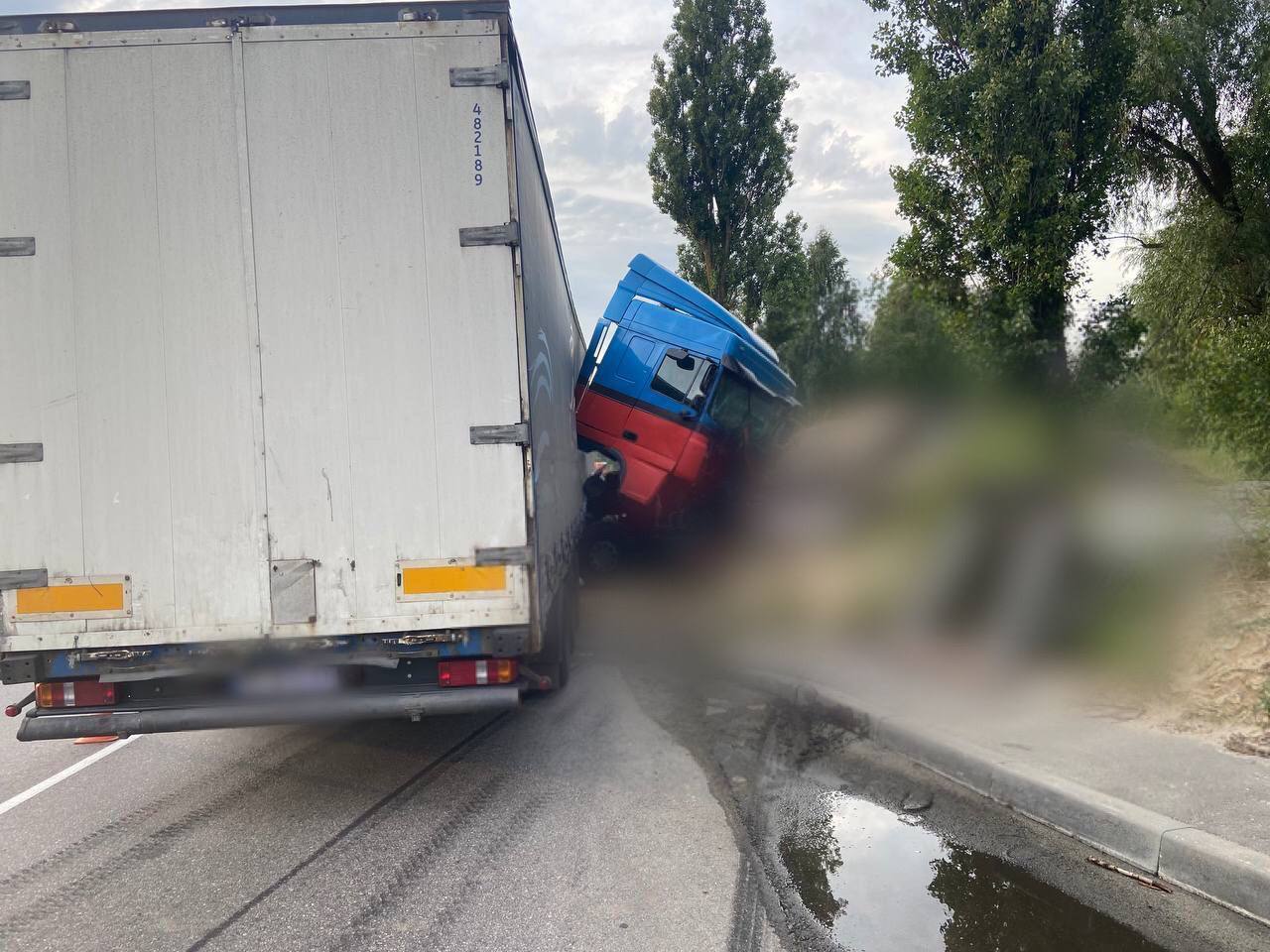 Фура врізалася в мікроавтобус на дорозі після ДТП