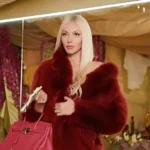 Маша Полякова з рожевою сумкою Hermes у червоній хутряній шубі