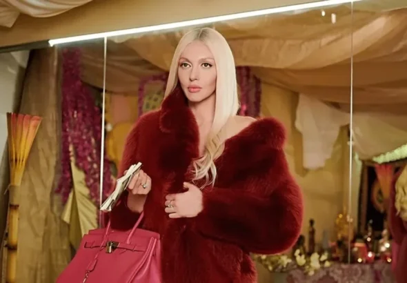 Маша Полякова з рожевою сумкою Hermes у червоній хутряній шубі