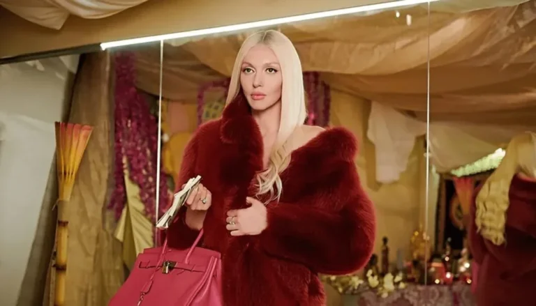 Маша Полякова з рожевою сумкою Hermes у червоній хутряній шубі