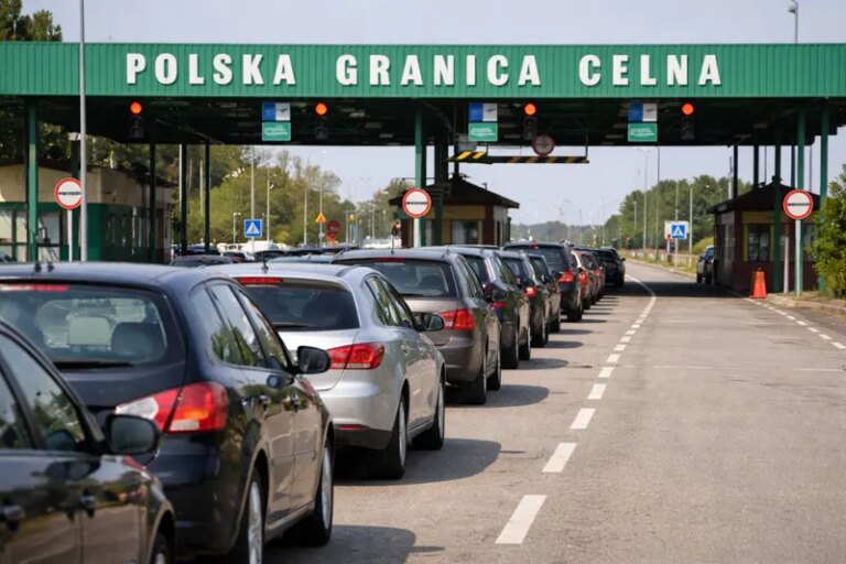 Черги авто на кордоні з Польщею через пік попиту без колапсу