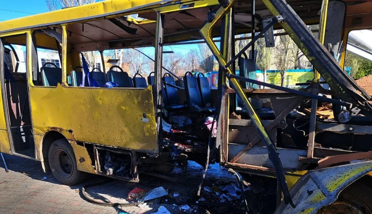 Зруйнований дроном РФ маршрутний автобус у Херсоні після атаки