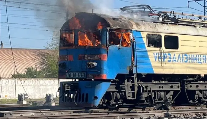 Палаючий локомотив Укрзалізниці після удару дрона РФ на Дніпропетровщині