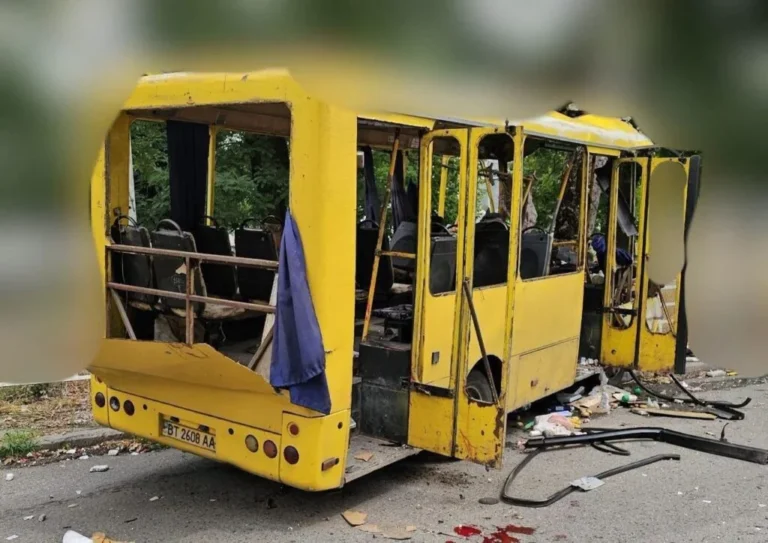 Пошкоджена маршрутка після атаки дронів РФ у центрі Херсона