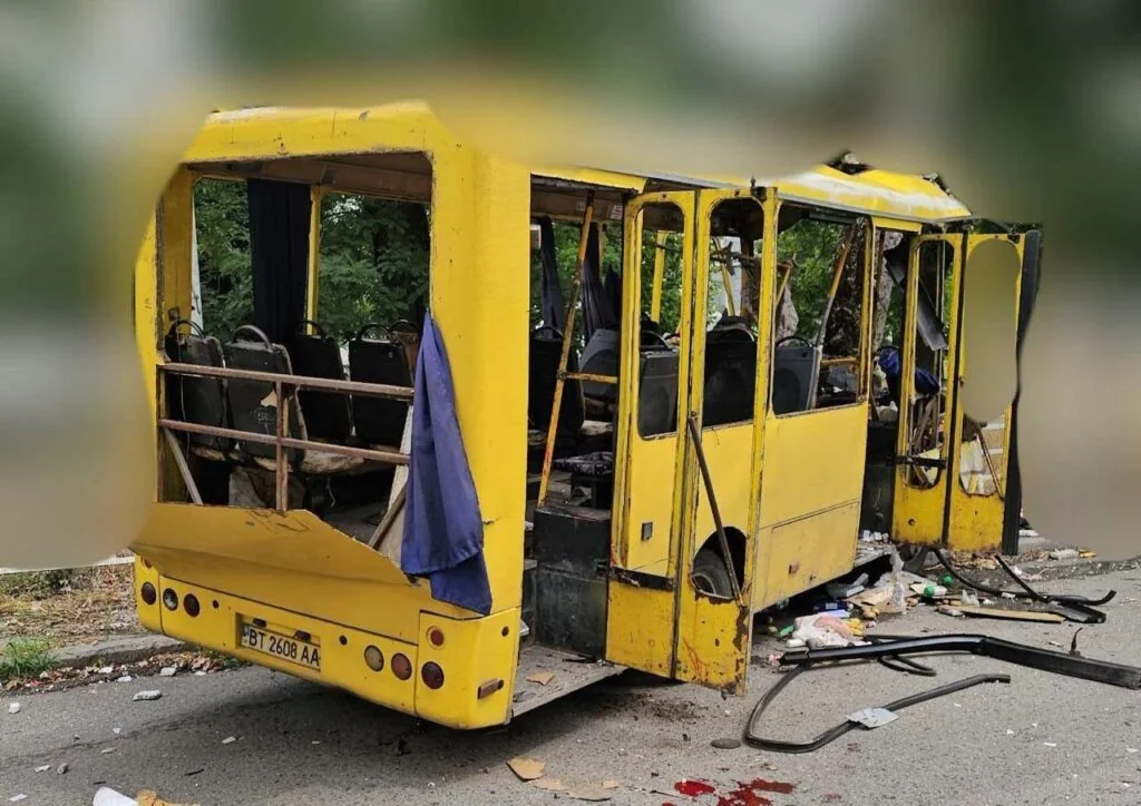 Пошкоджена маршрутка після атаки дронів РФ у центрі Херсона