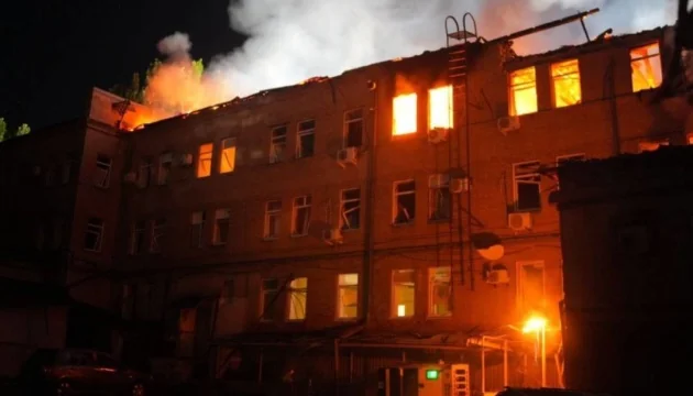 Пожежа в багатоповерхівці Запоріжжя після удару дронів РФ
