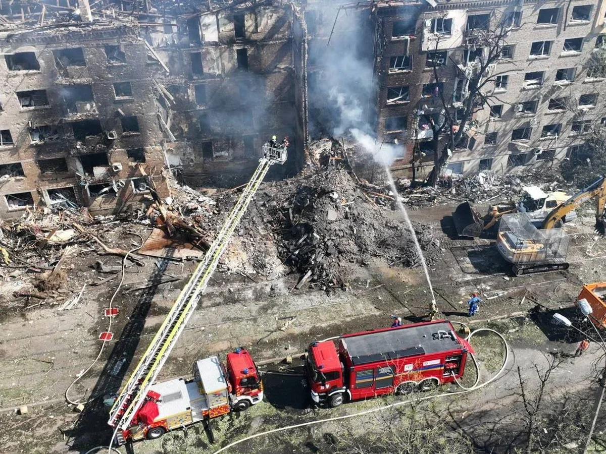 ДСНС гасить пожежу серед зруйнованих будинків Києва після удару РФ з висоти