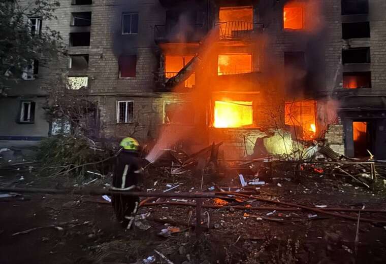 Рятувальник ДСНС гасить пожежу в пошкодженій багатоповерхівці після удару РФ по Києву