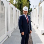 Представник ДТЕК біля систем зберігання енергії для децентралізованої енергосистеми