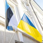 Прапори Естонії та України перед будівлею уряду в Таллінні