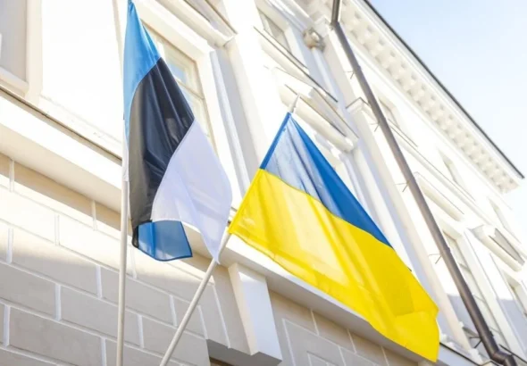 Прапори Естонії та України перед будівлею уряду в Таллінні