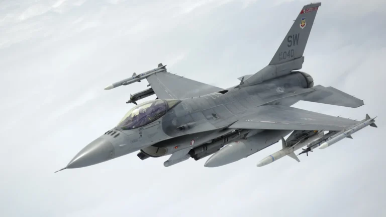 f-16-litak-povna-istoriia-tekhnichni-kharakterystyky-ta-suchasna-rol-u-2026-rots-53d2