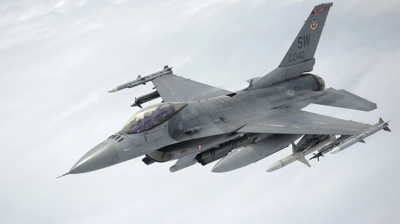 f-16-litak-povna-istoriia-tekhnichni-kharakterystyky-ta-suchasna-rol-u-2026-rots-53d2