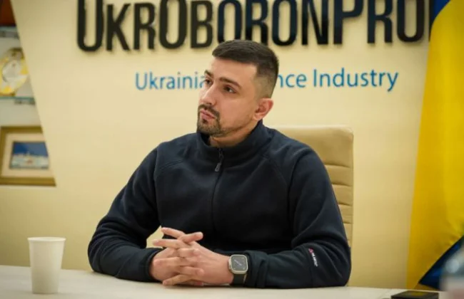Герман Сметанін у офісі Укроборонпрому на тлі логотипу