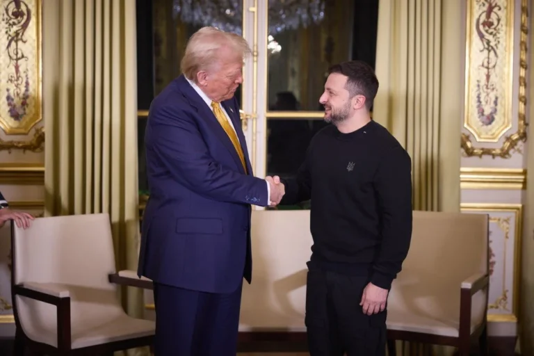 Дональд Трамп и Владимир Зеленский пожимают руки на встрече