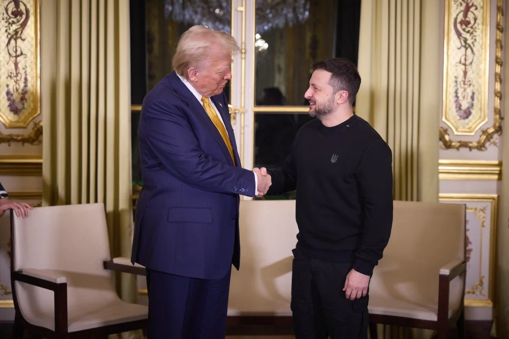 Дональд Трамп и Владимир Зеленский пожимают руки на встрече