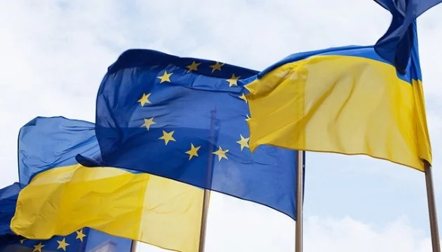 Прапори ЄС та України символізують подовження тимчасового захисту до 2028 року