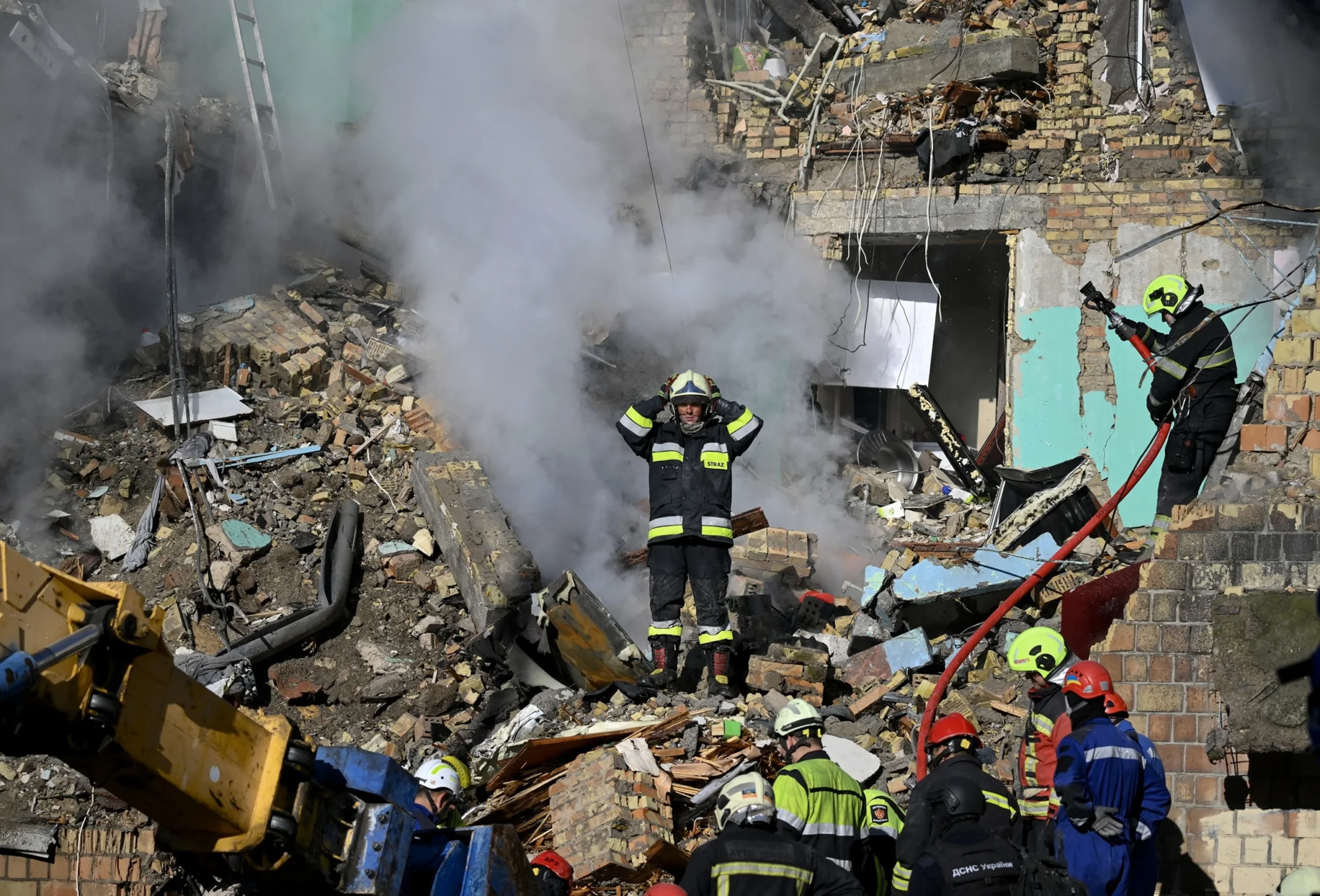 Рятувальники серед руїн будівлі після російського ракетного удару під Києвом