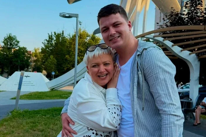 Оксана Лоянич та Сергій Ільчук обіймаються на вулиці Вінниці