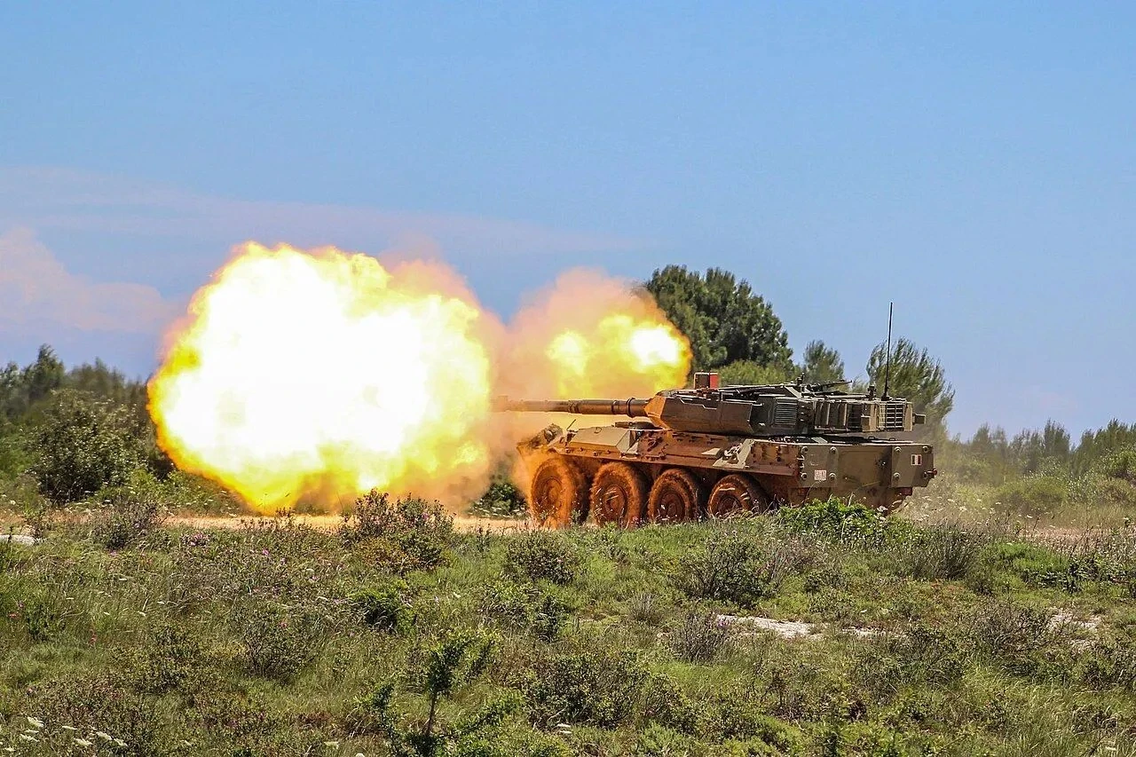 kolisnyi-tank-hibryd-shvydkosti-ta-vohnevoi-potuzhi-na-poli-boiu-7886