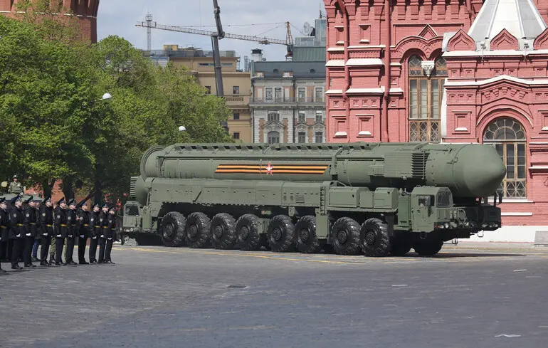 Стратегічна ядерна ракета РФ на параді в Москві під час заяви про бойову готовність