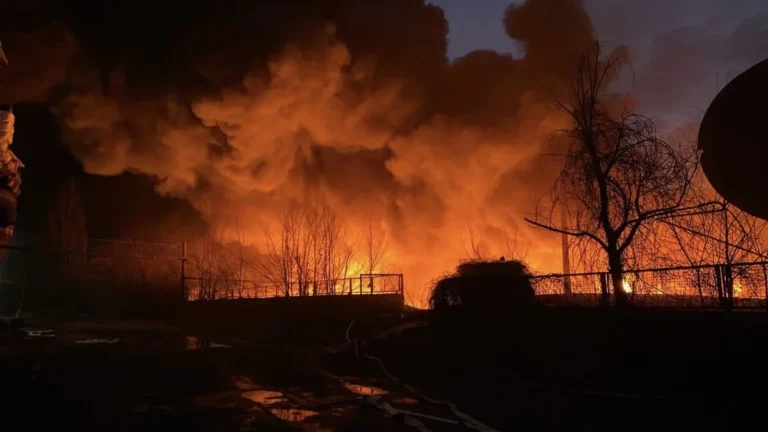 Пожежа на промисловому підприємстві Кривого Рогу після атаки РФ