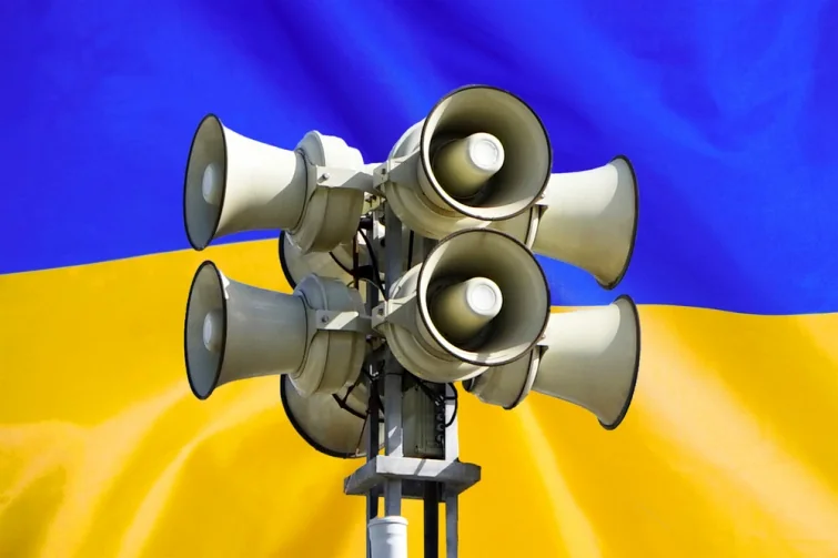 Сирены воздушной тревоги на фоне флага Украины