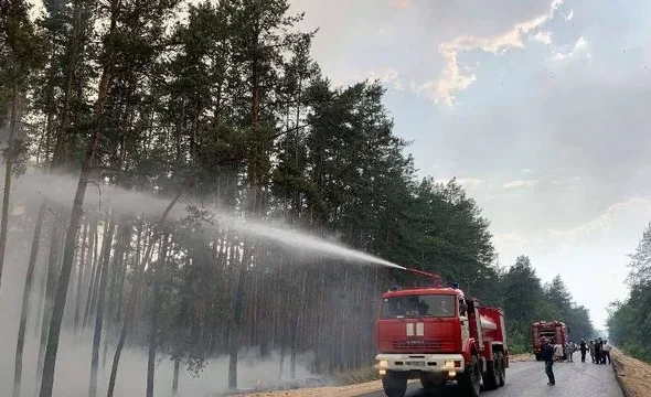 Пожежники гасять вогонь у Чорнобильській зоні відчуження