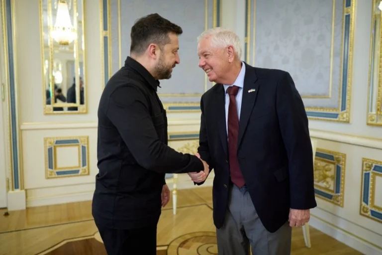 Зеленський і Ліндсі Ґрем тиснуть руки під час зустрічі в Києві