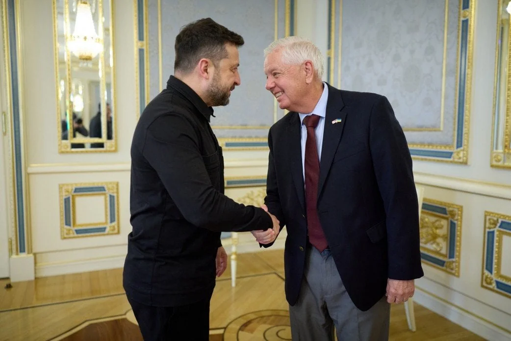 Зеленський і Ліндсі Ґрем тиснуть руки під час зустрічі в Києві