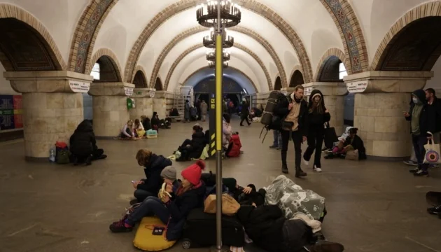 Люди ховаються в укритті станції метро Києва під час обстрілів РФ