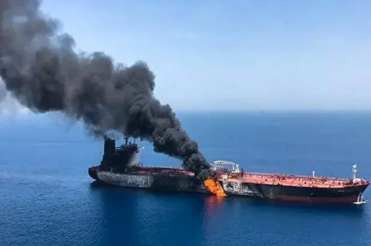 Танкер тіньового флоту РФ палає після атаки дронів в Азовському морі