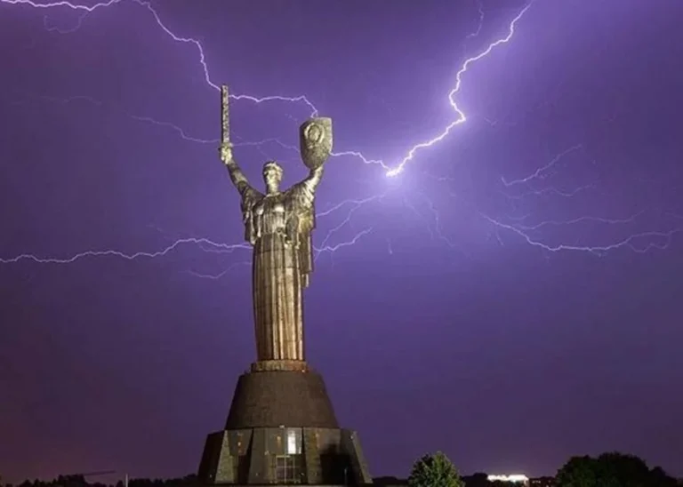 Монумент Батьківщина-мати в Києві під час грози з блискавками