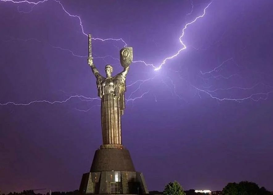Монумент Батьківщина-мати в Києві під час грози з блискавками