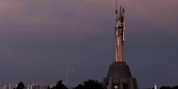 Гроза в Києві: блискавка біля монумента Батьківщина-мати