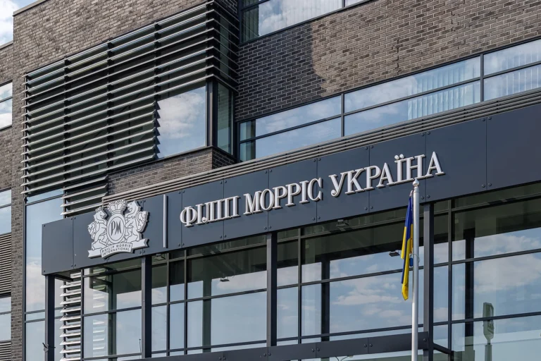 Офіс Philip Morris Україна з логотипом та державним прапором