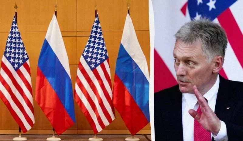 Дмитро Пєсков на тлі прапорів США та Росії під час переговорів