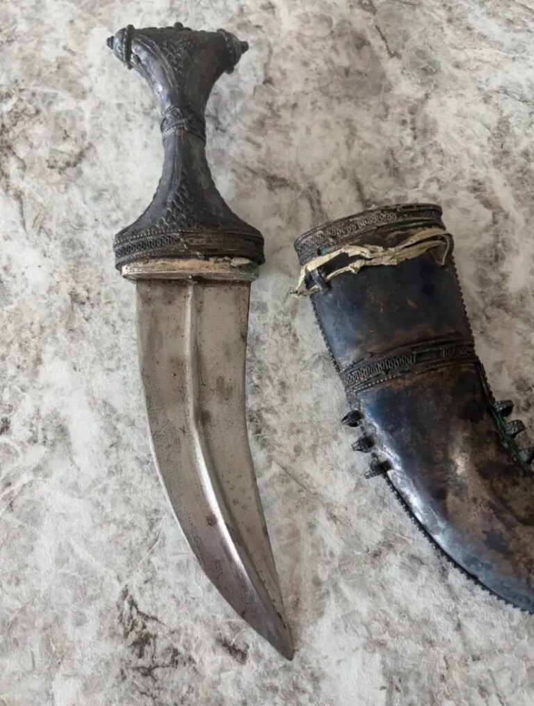 Старинний єменський кинджал джамбія з посрібленим руківям та піхвами