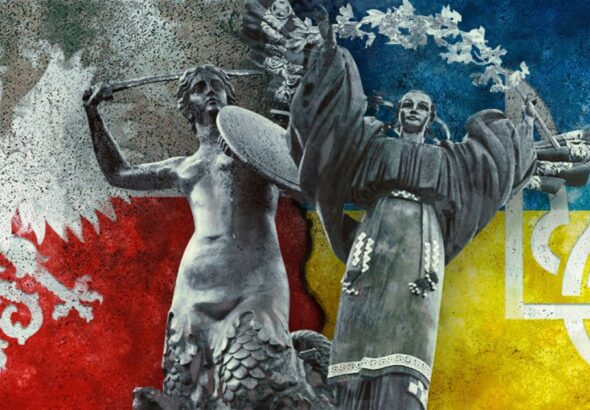 Статуї Польщі та України на тлі прапорів двох країн