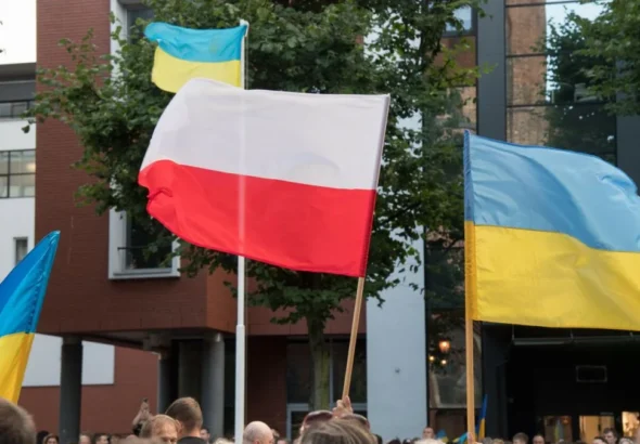 Прапори Польщі та України на акції підтримки військової допомоги