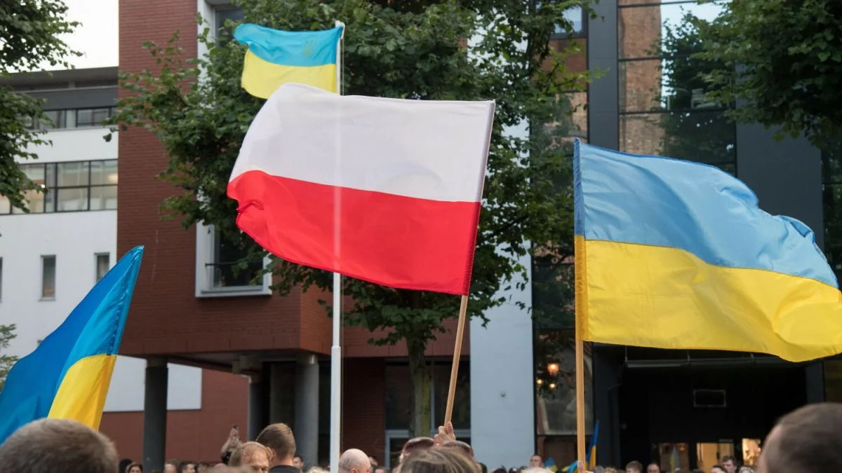 Прапори Польщі та України на акції підтримки військової допомоги