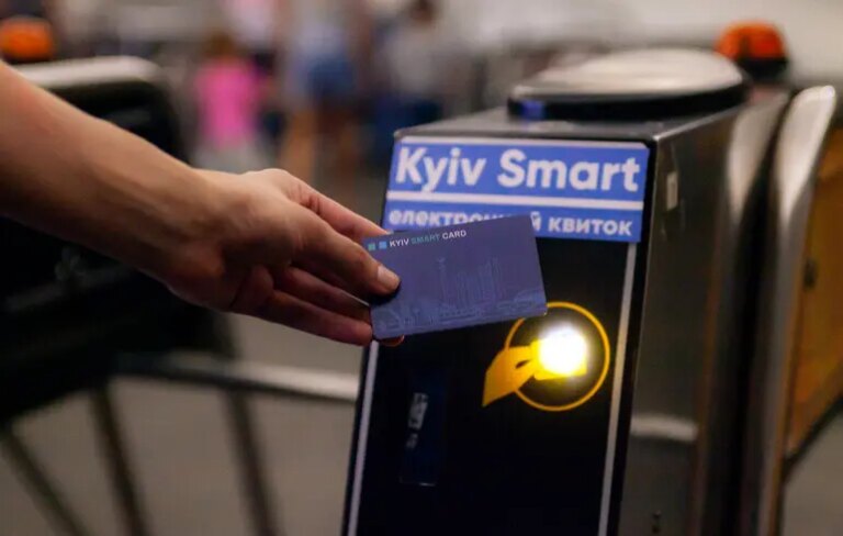 Оплата проезда в Киеве электронным билетом Kyiv Smart Card на турникете