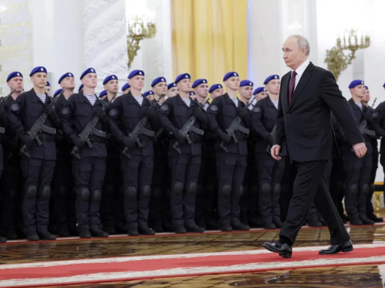 Путін проходить перед строєм озброєних російських військових у Кремлі