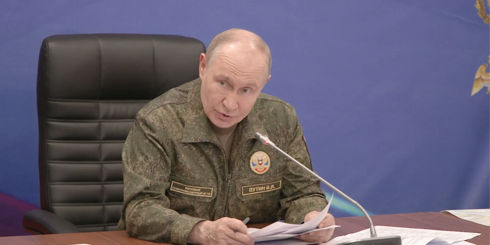 Володимир Путін у військовій формі розглядає документи щодо переговорів з Україною