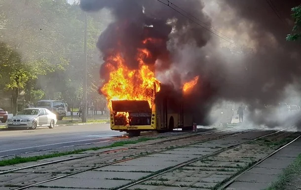 Палаючий автобус після ракетної атаки по Одесі на вулиці з трамвайними коліями